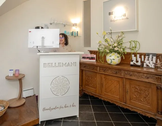 De balie van Belle Mani met het logo