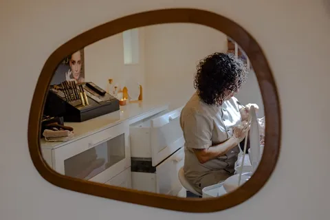 Elena aan het werk, gezien in een spiegel