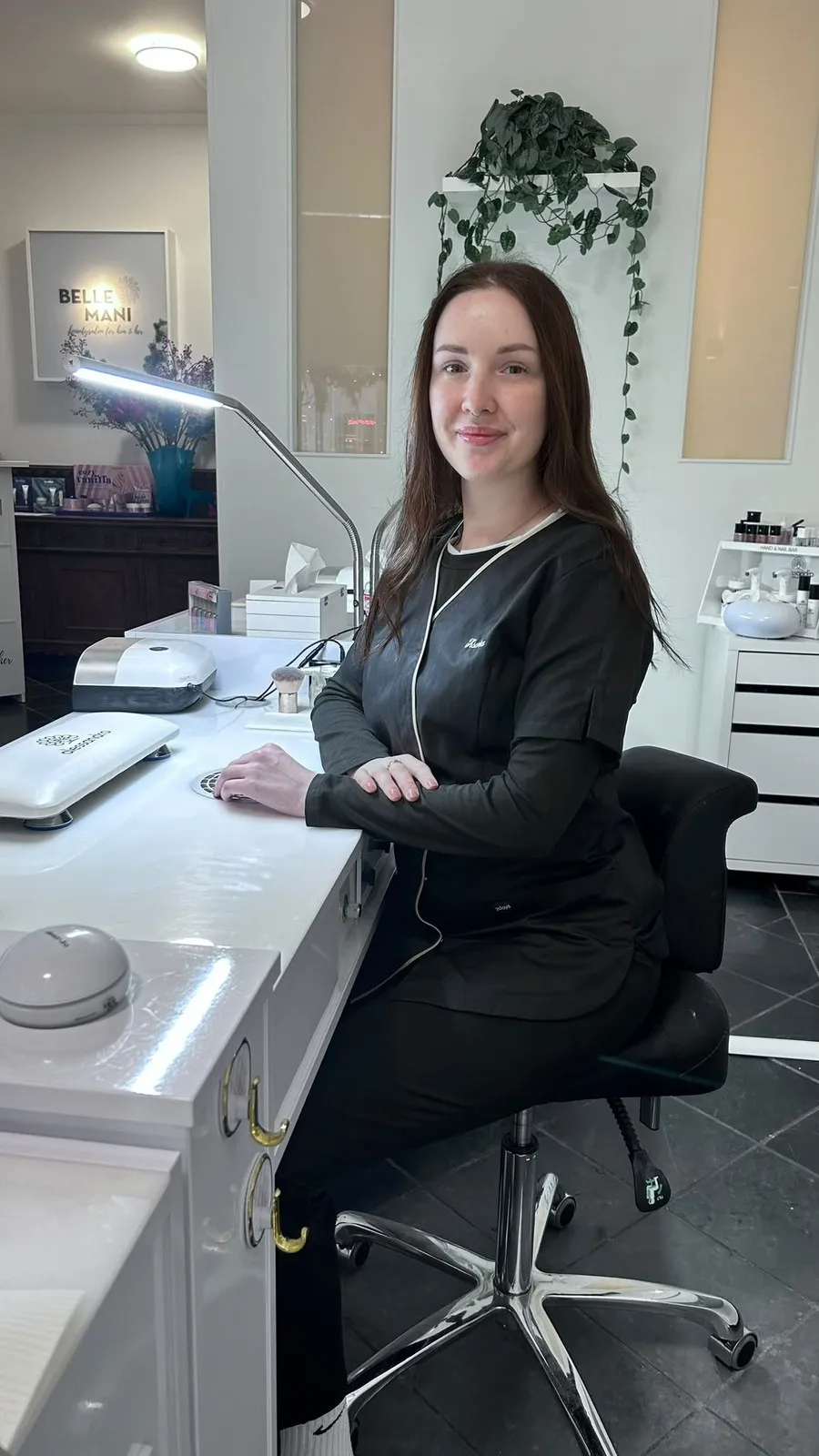 Ksenia aan de nageltafel in de salon