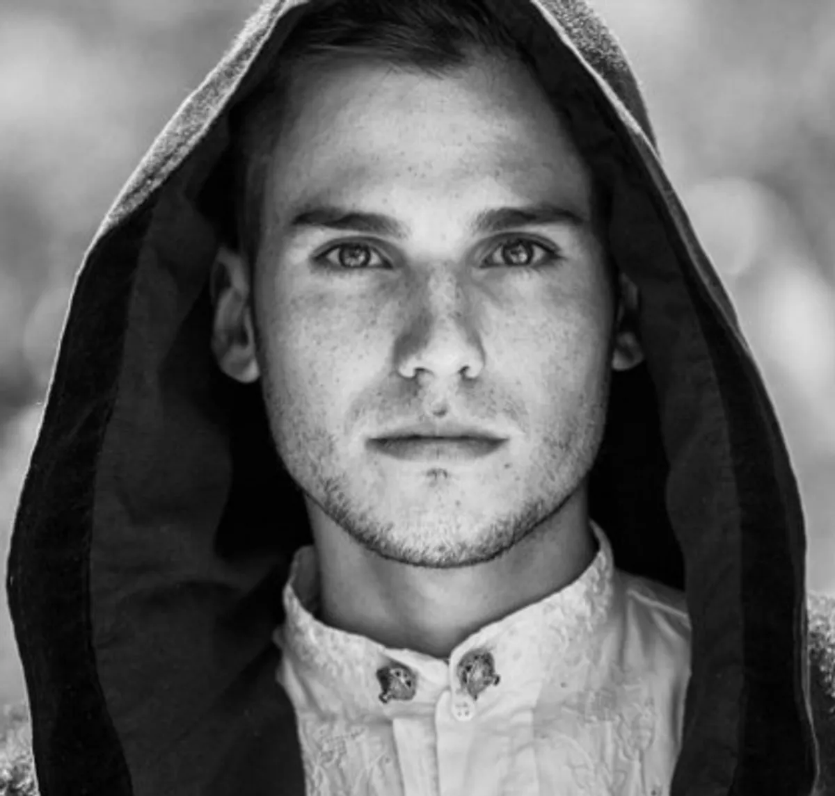 Portret van een jonge man met verzorgde huid en baard