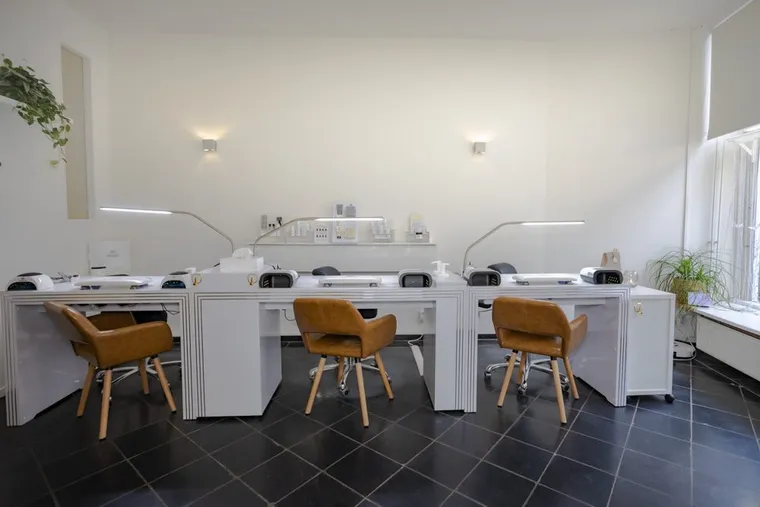 De nageltafels in de salon